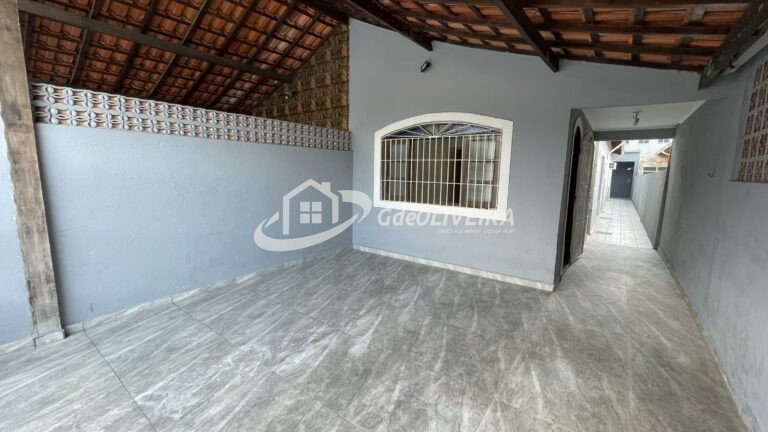 Casa à venda no Maracanã, Praia Grande, com 2 dormitórios, sendo 1 suíte, 2 banheiros, 2 vagas de garagem, 104 m² de área útil e 142 m² de área total. Localizada a cerca de 700 metros da praia. Aceita financiamento bancário e FGTS.